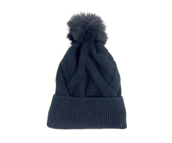 GORRO TRENZADO CON PONPON